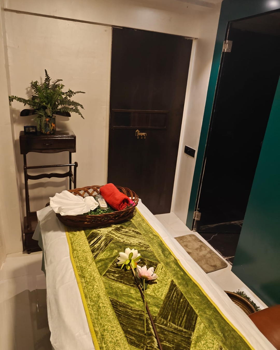 Body massage in Colaba at Moksham – The Fusion Spa